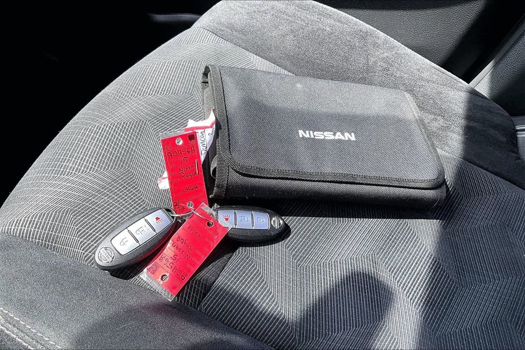 Used 2015 Nissan Rogue SV FWD image 35