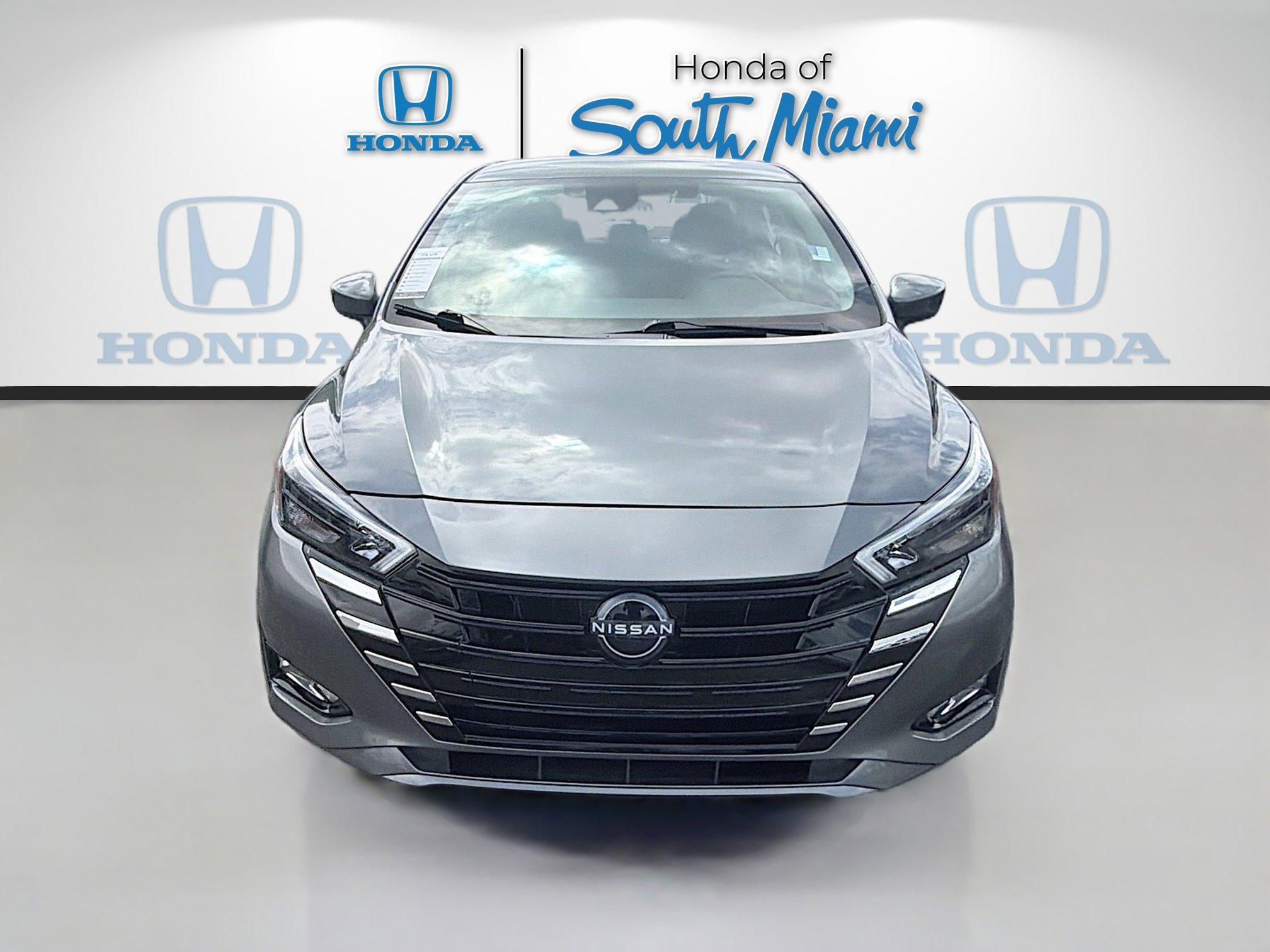 Used 2025 Nissan Versa SV image 2