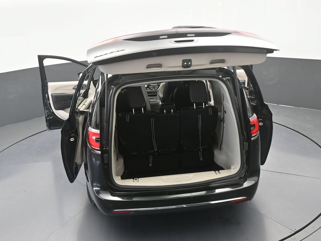 Used 2023 Chrysler Pacifica Touring-L FWD image 65