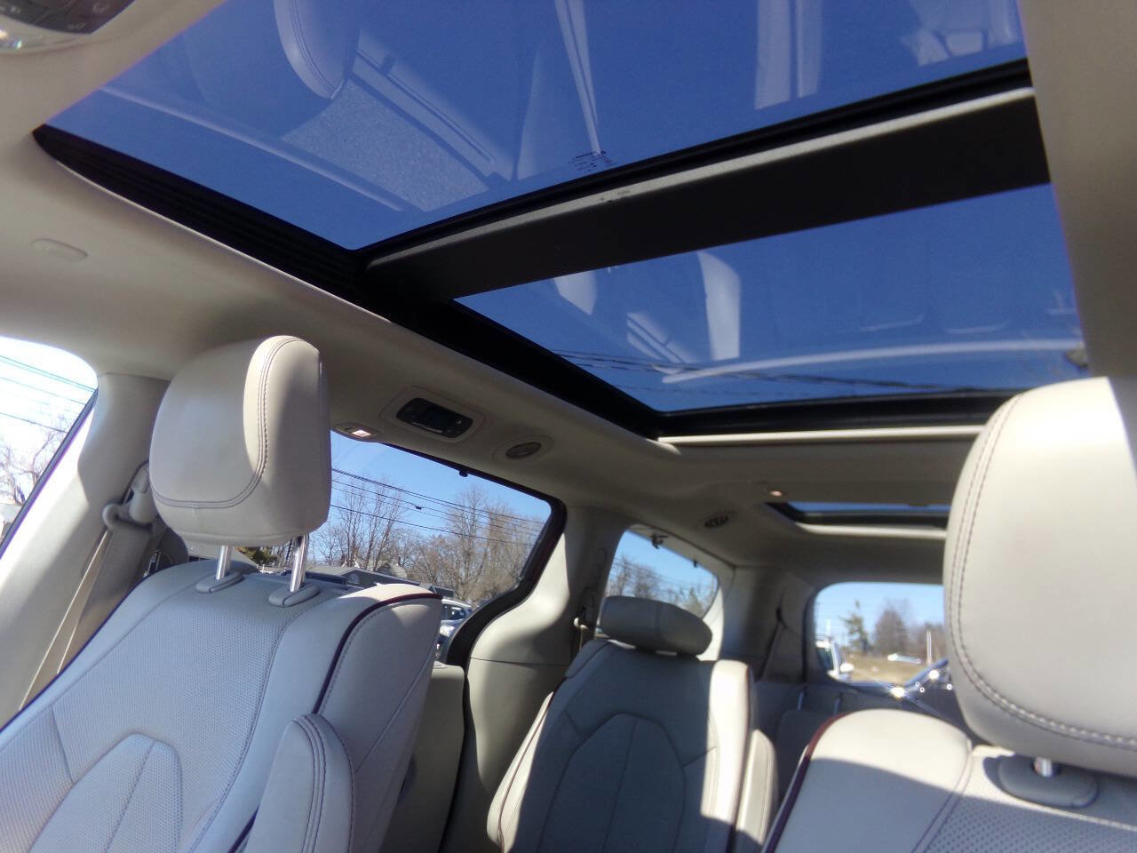 Used 2017 Chrysler Pacifica Limited image 28