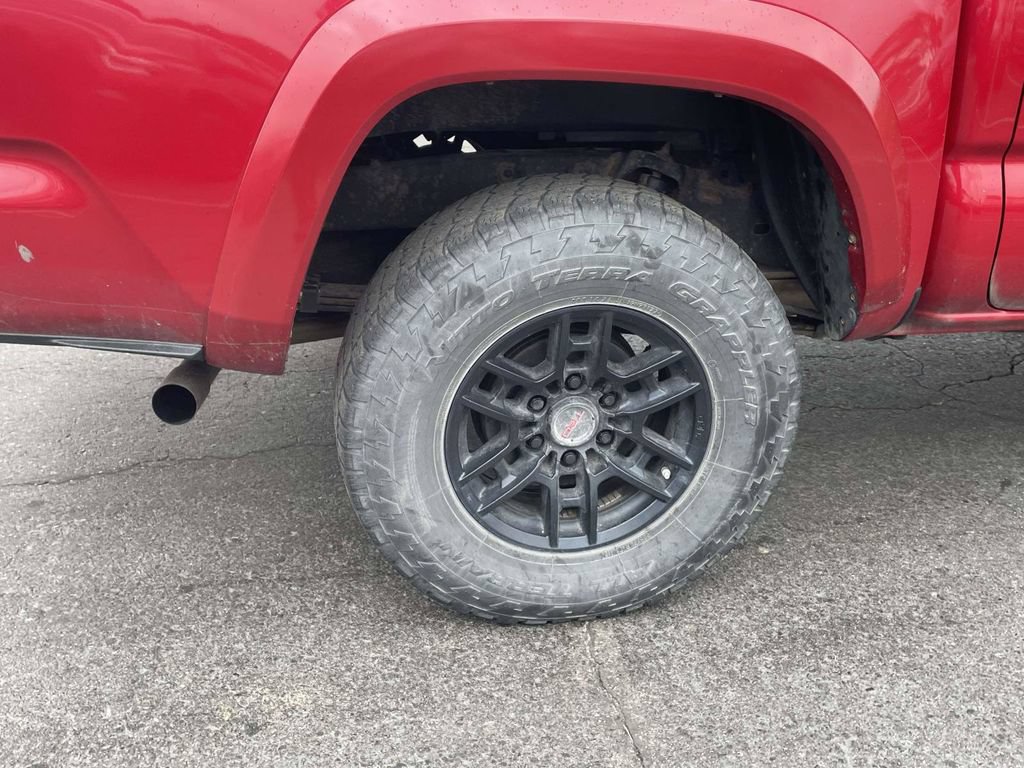 Used 2020 Toyota Tacoma SR5 AWD/4WD image 9