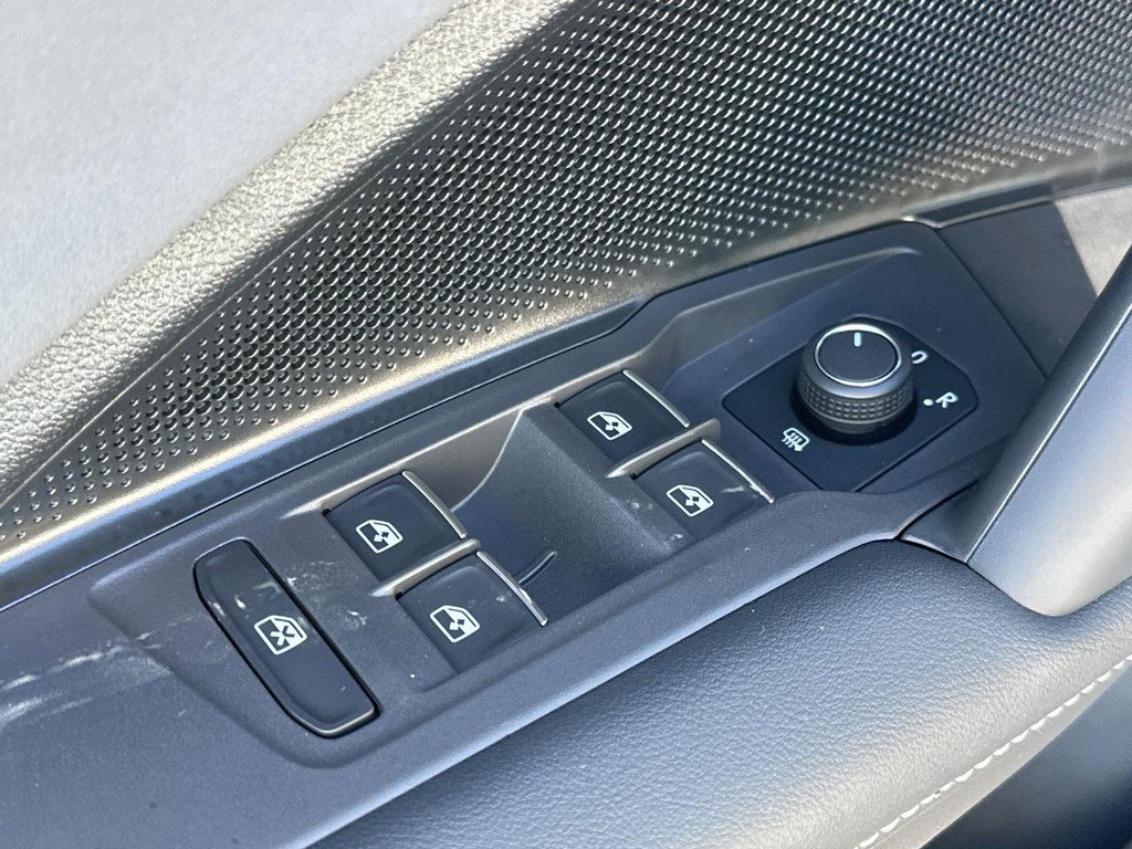 Used 2025 Volkswagen Tiguan SE R-Line image 21