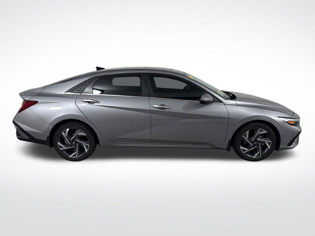 Certified 2025 Hyundai Elantra Limited FWD image 2