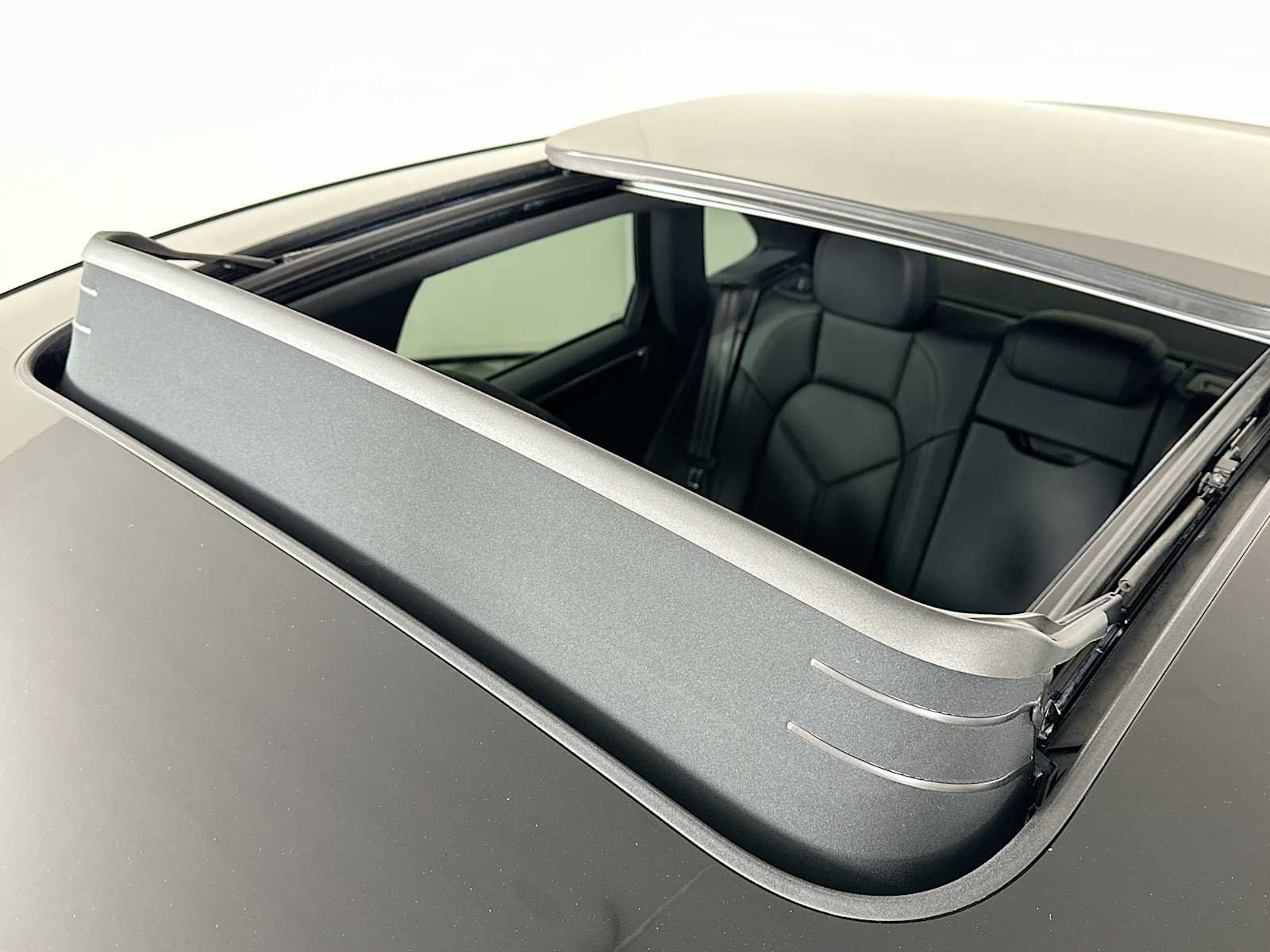 Certified 2025 Porsche Macan image 23