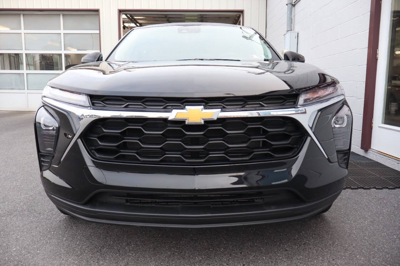 Used 2024 Chevrolet Trax LS w/ LS Convenience Package FWD image 2