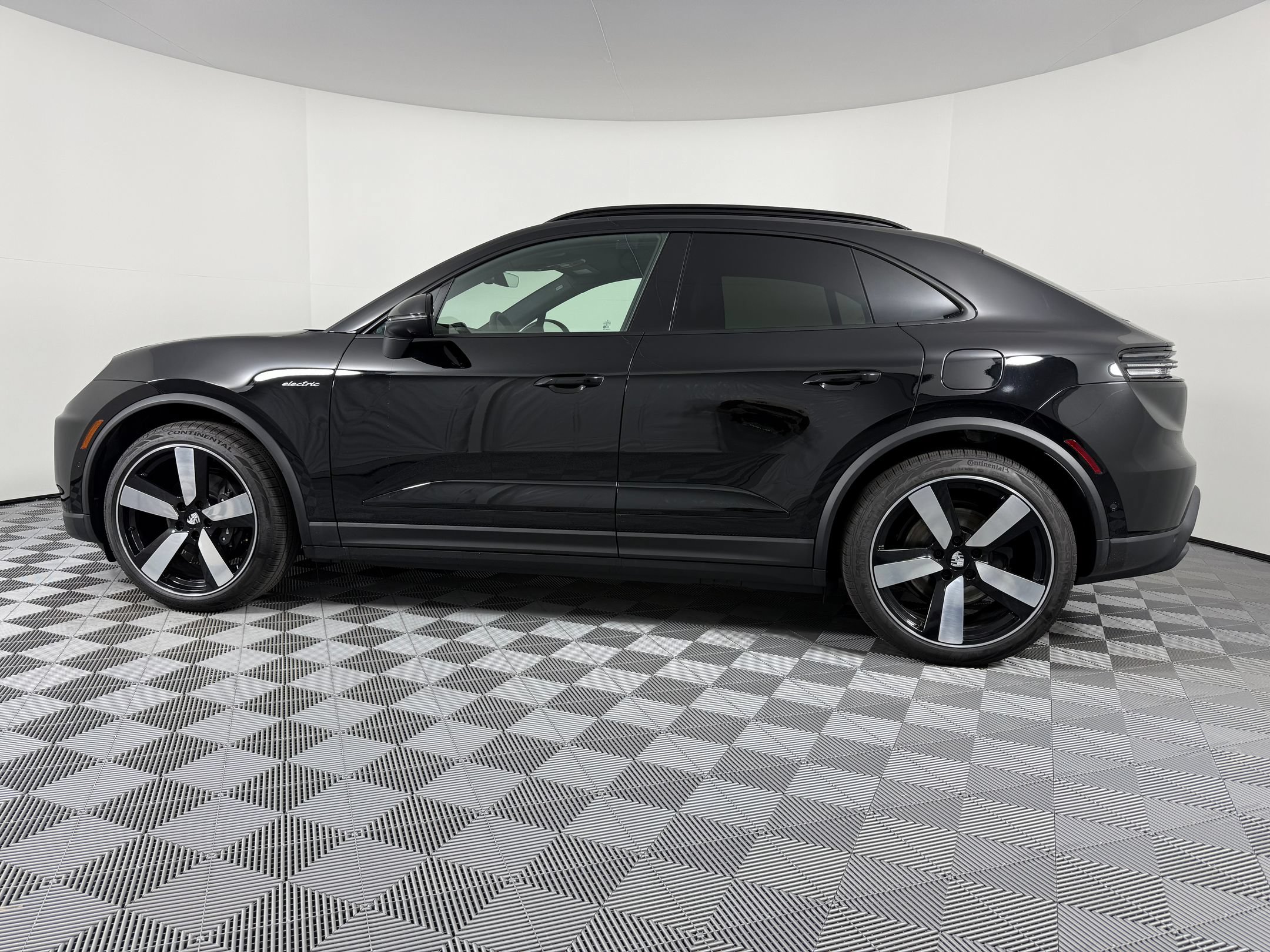Certified 2026 Porsche Macan Electric RWD image 2