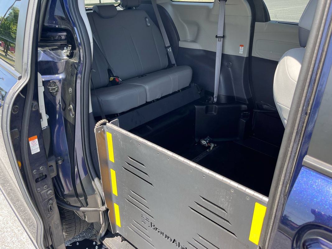 Used 2021 Toyota Sienna XLE w/ XLE Plus Package FWD image 13
