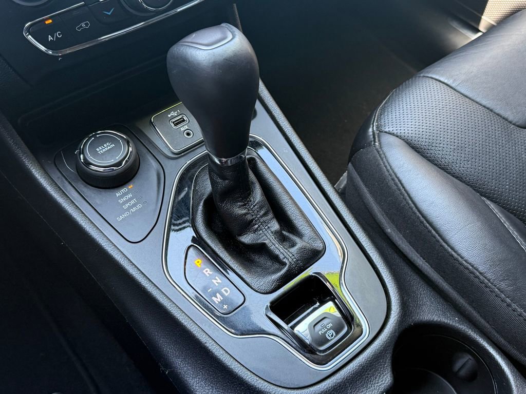 Used 2019 Jeep Cherokee Limited w/ Luxury Group AWD/4WD image 37