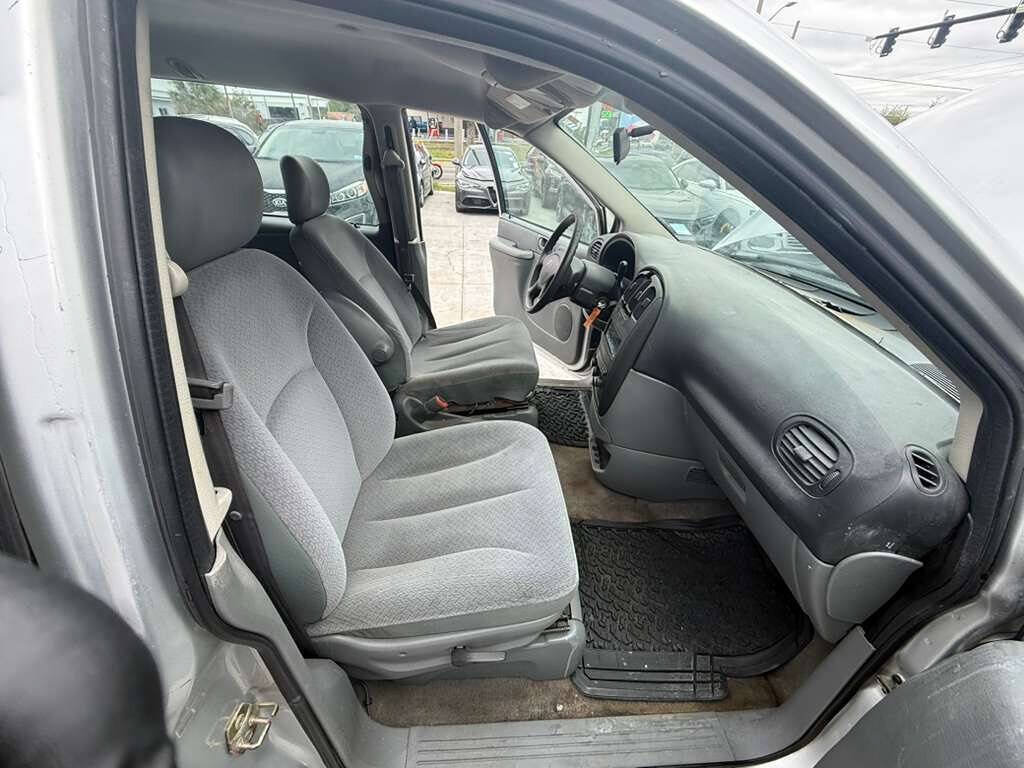 Used 2005 Dodge Caravan SE w/ Popular Equipment Group FWD image 2