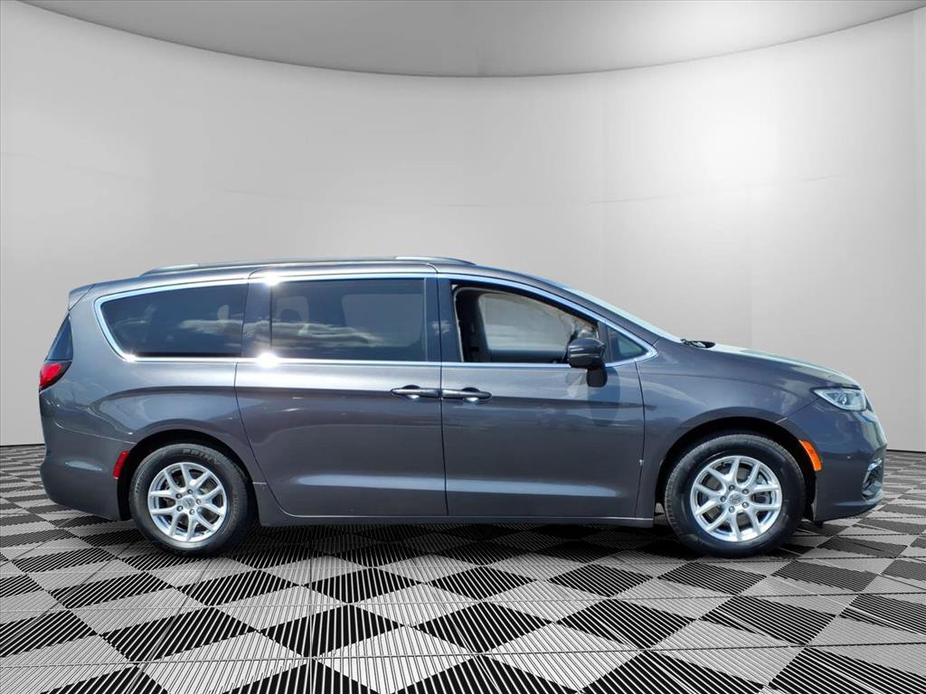 Used 2022 Chrysler Pacifica Touring-L FWD image 4