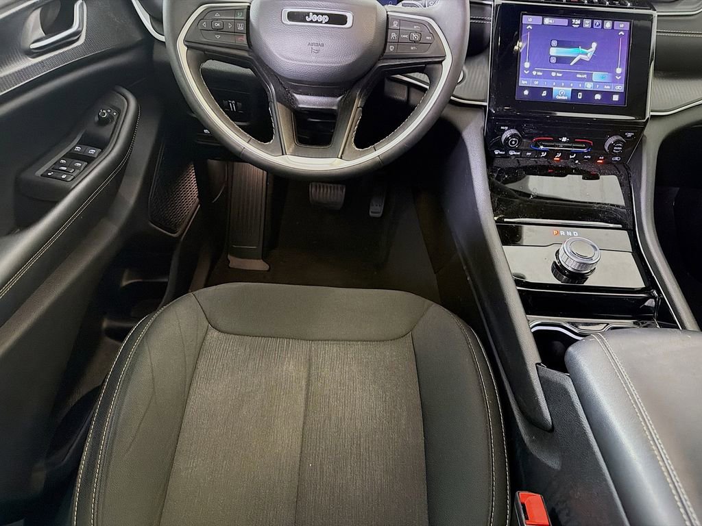 Used 2023 Jeep Grand Cherokee Laredo RWD image 24