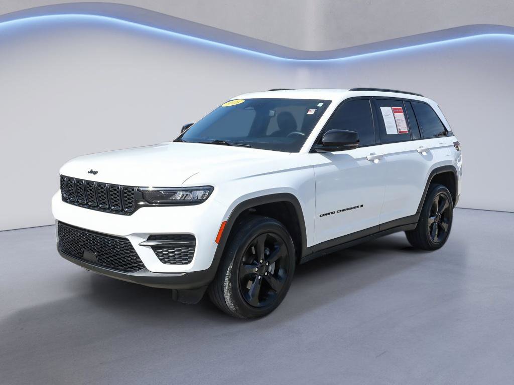 Used 2023 Jeep Grand Cherokee Altitude AWD/4WD image 2