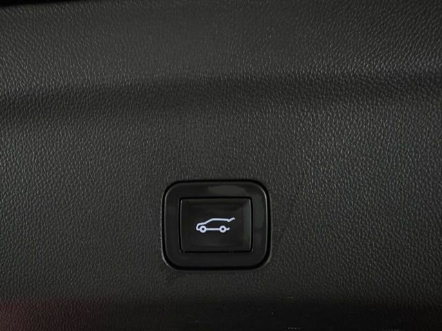 Used 2025 GMC Yukon Denali w/ Sun & Power Step Package image 9