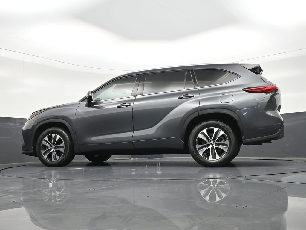 Used 2022 Toyota Highlander XLE FWD image 25