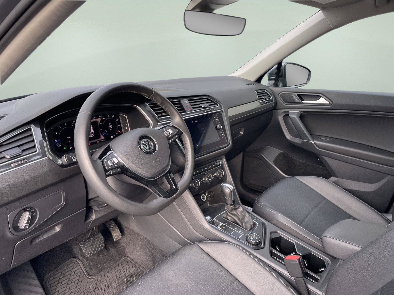 Used 2020 Volkswagen Tiguan SEL AWD/4WD image 13