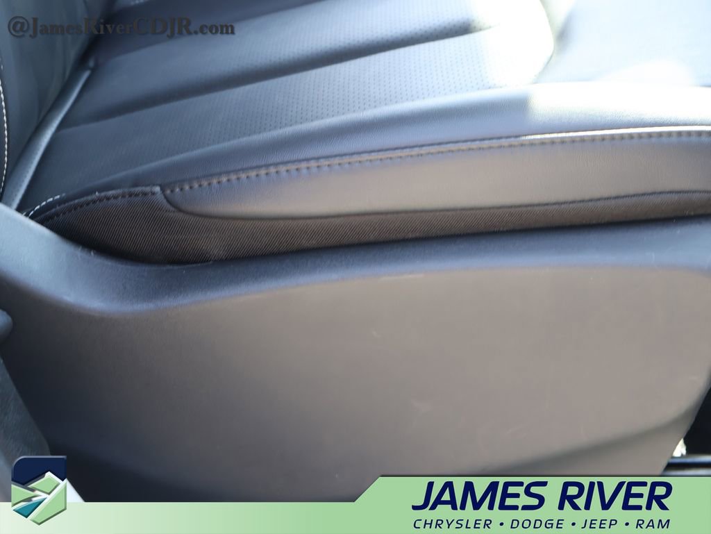 Used 2024 Chrysler Pacifica Touring-L FWD image 10