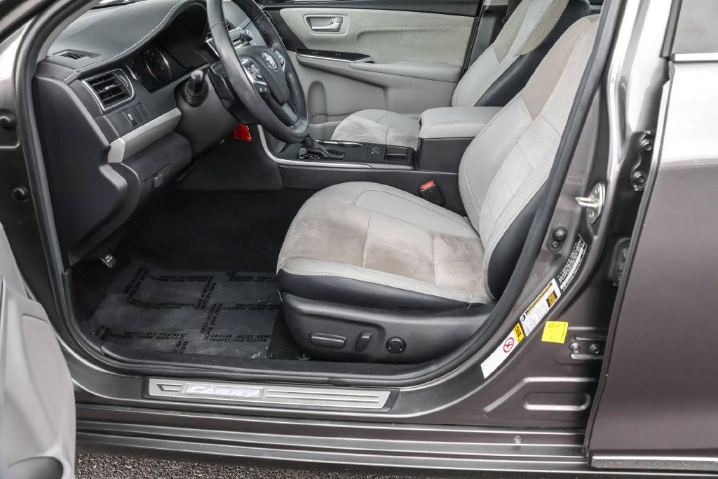 Used 2017 Toyota Camry XSE w/ Moonroof Package FWD image 17