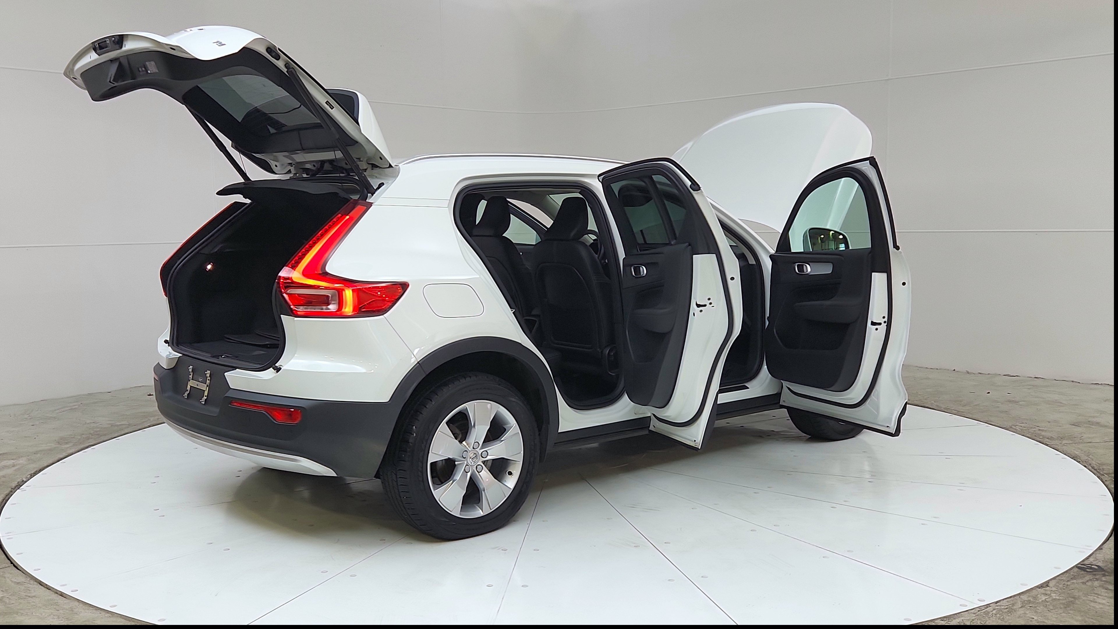 Used 2020 Volvo XC40 T4 Momentum FWD image 12