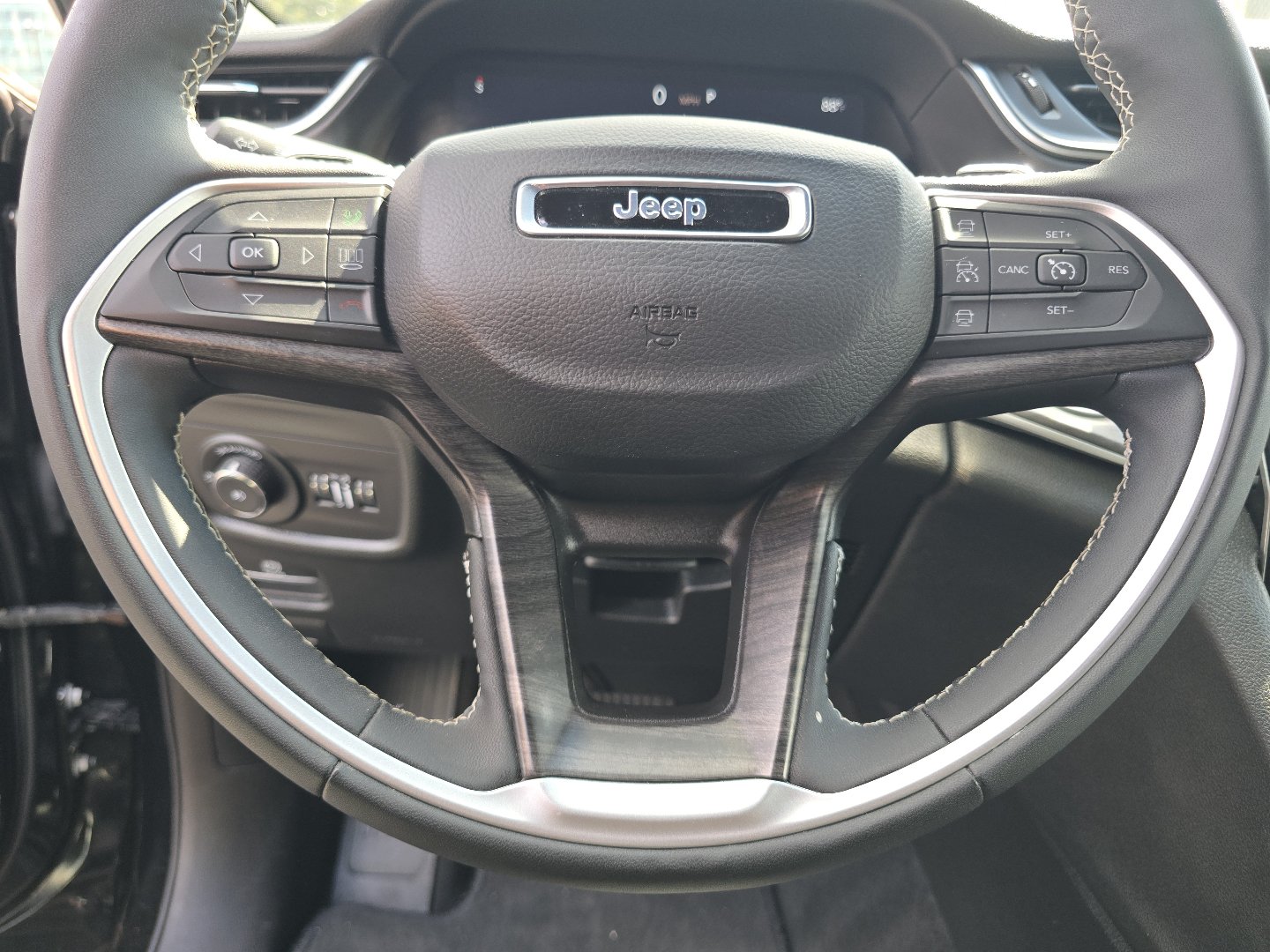 Used 2024 Jeep Grand Cherokee Limited AWD/4WD image 39