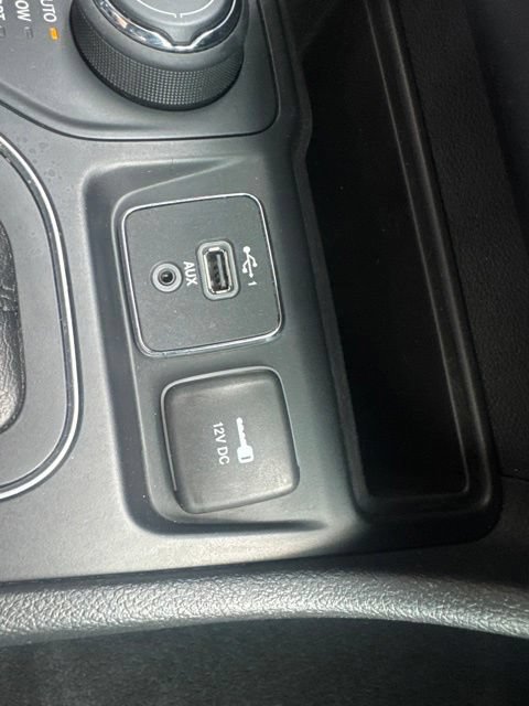 Used 2019 Jeep Cherokee Latitude Plus w/ Comfort/Convenience Group AWD/4WD image 24