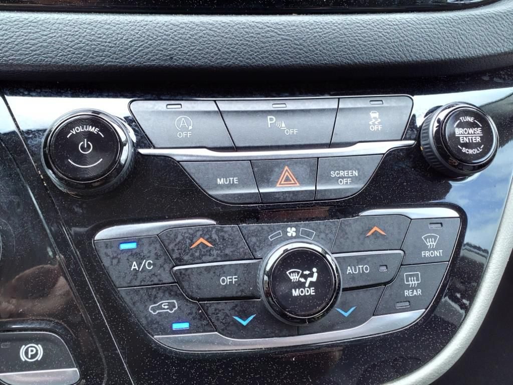 Used 2020 Chrysler Pacifica Touring-L FWD image 19