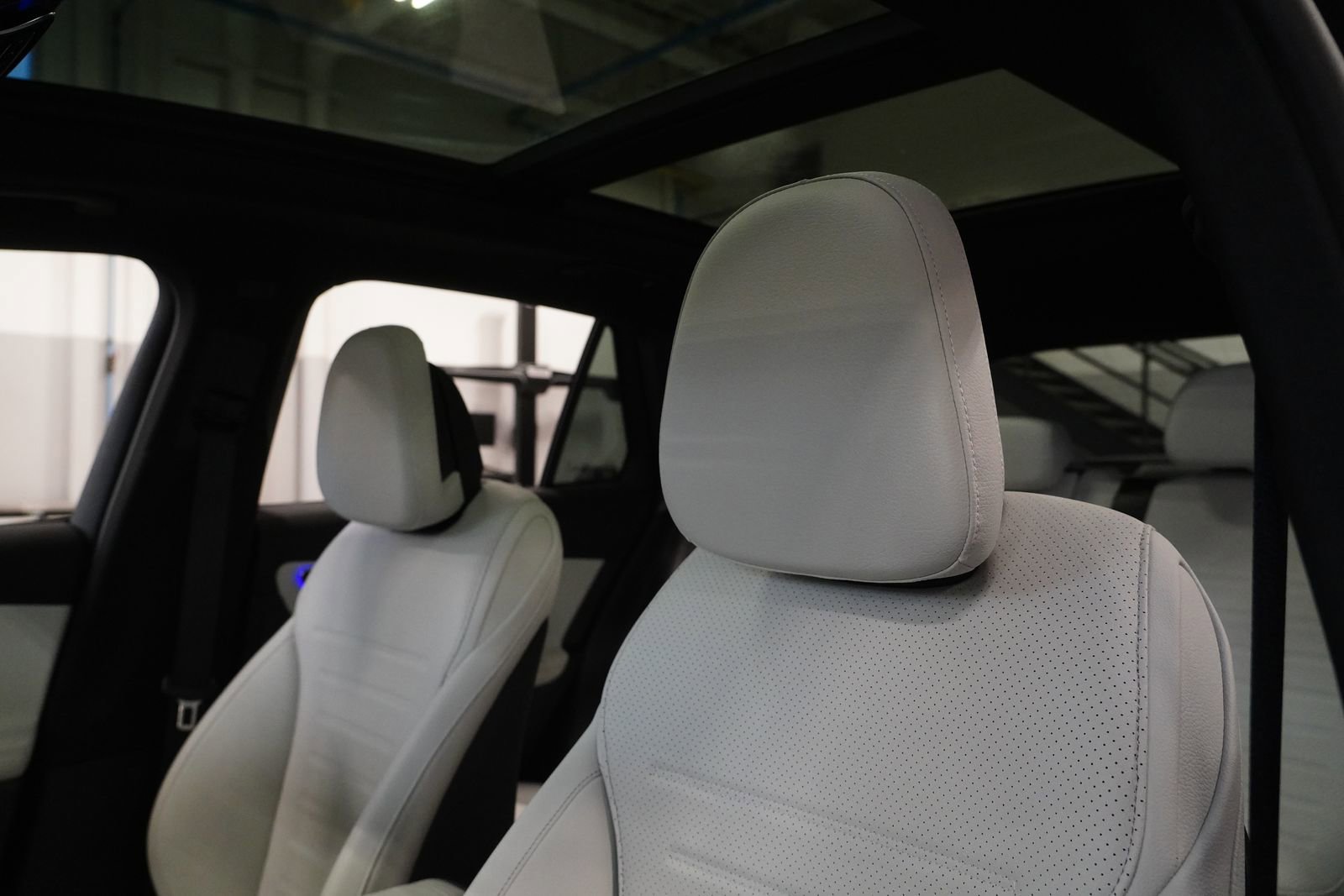 Used 2025 Mercedes-Benz GLC 350e 4MATIC image 13