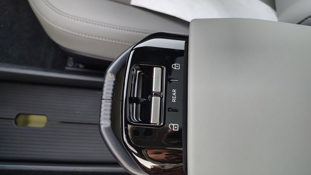 New 2026 Volvo EX30 Plus w/ Climate Package image 17