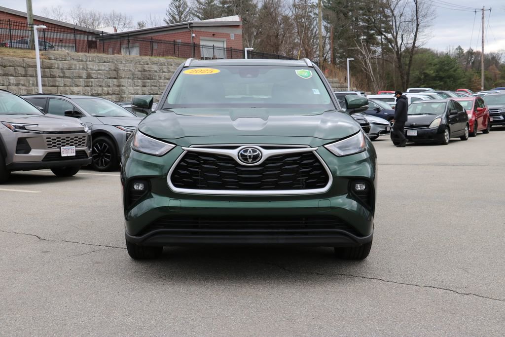 Used 2025 Toyota Highlander XLE AWD/4WD image 2