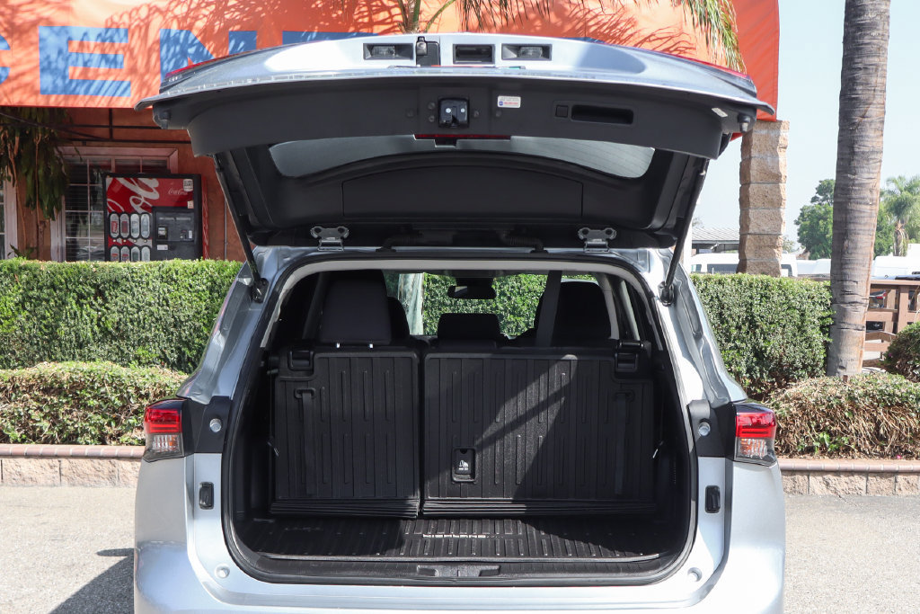 Used 2021 Toyota Highlander L FWD image 8