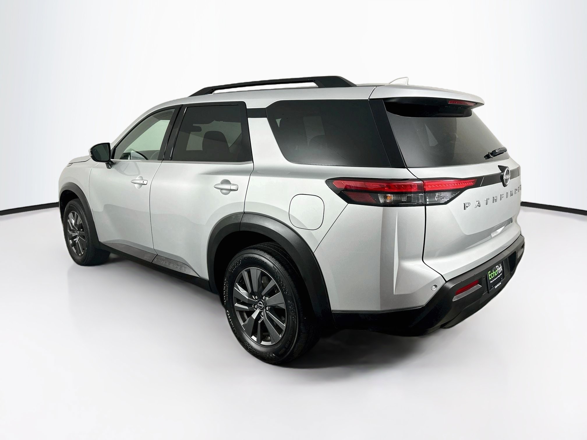Used 2025 Nissan Pathfinder SV FWD image 5