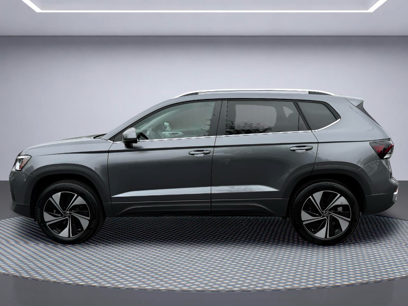 Used 2025 Volkswagen Taos SE AWD/4WD image 3