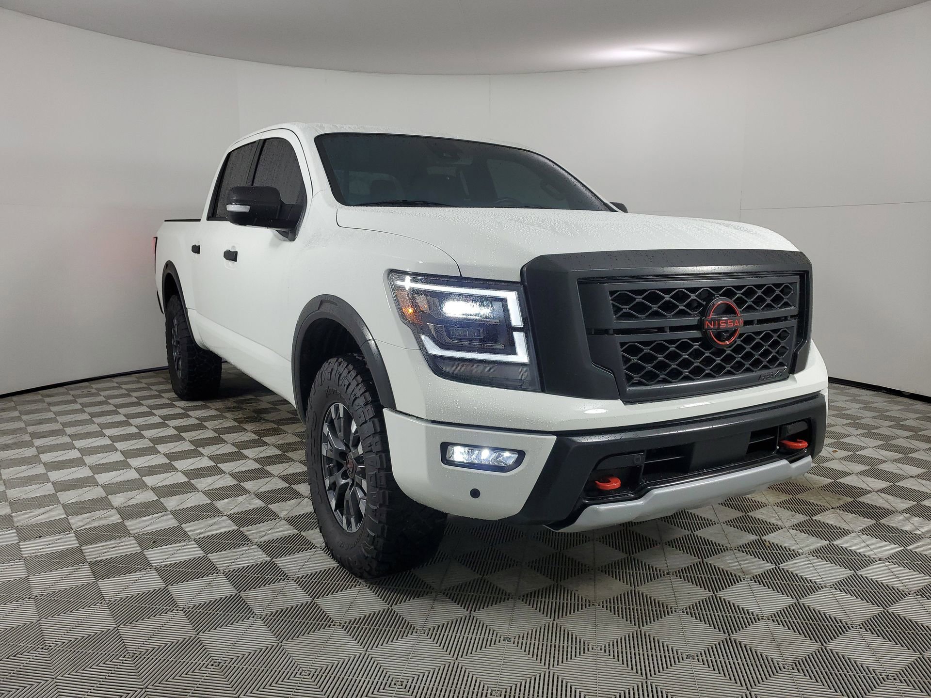 Used 2024 Nissan Titan PRO-4X w/ Pro-4x Convenience Package image 2