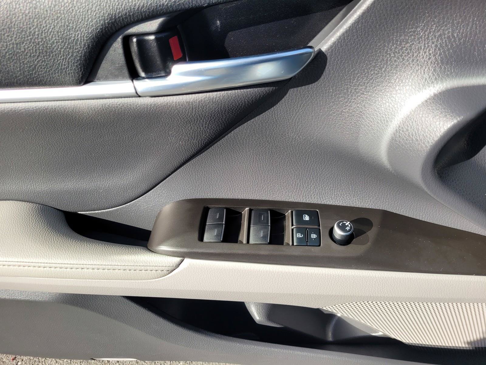 Used 2021 Toyota Camry XSE FWD image 21