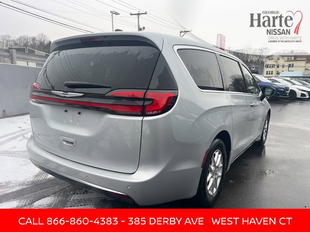 Used 2024 Chrysler Pacifica Touring-L image 5
