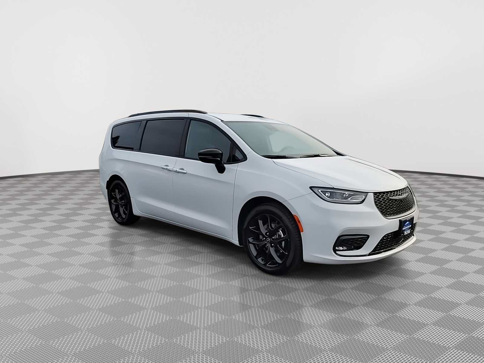 New 2026 Chrysler Pacifica Select w/ S Appearance Package FWD image 2