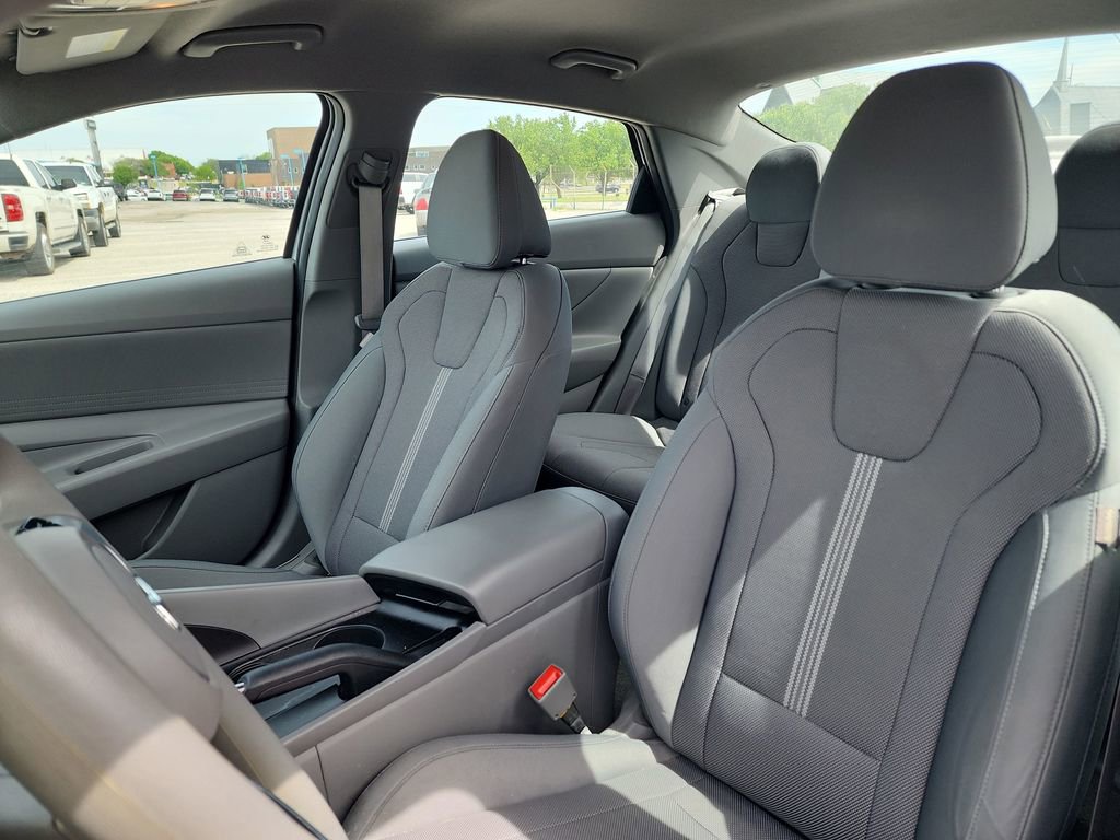 Used 2023 Hyundai Elantra SE image 11