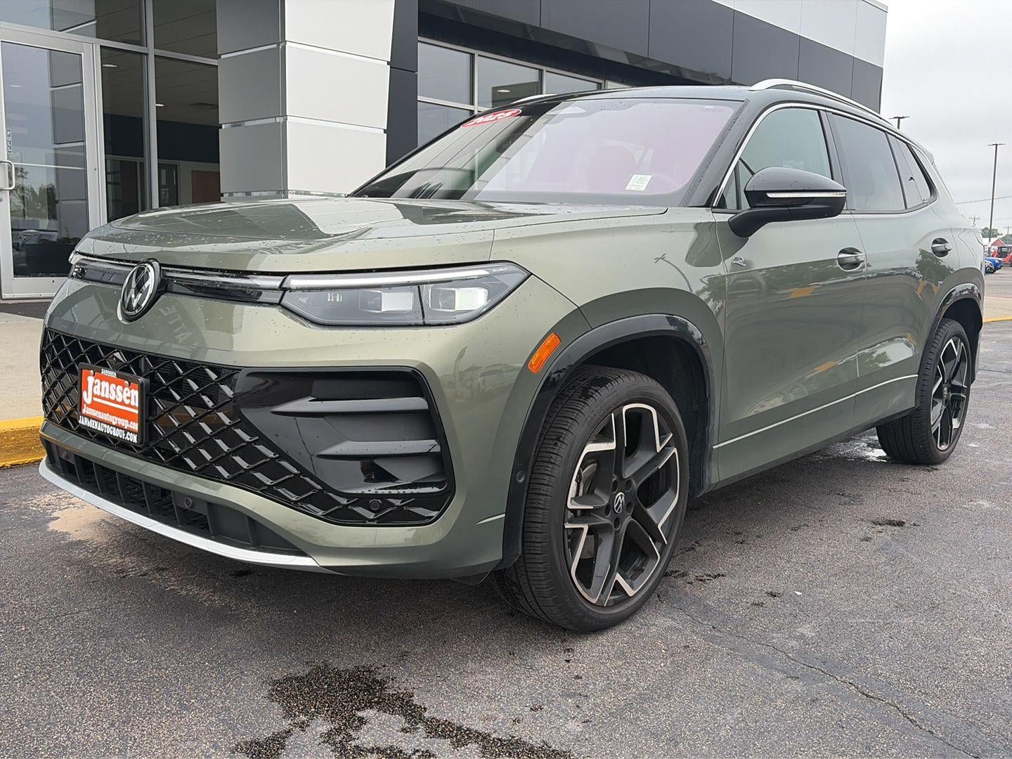 Used 2025 Volkswagen Tiguan SEL R-Line AWD/4WD image 2