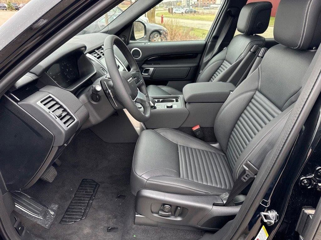 Used 2025 Land Rover Discovery S image 5