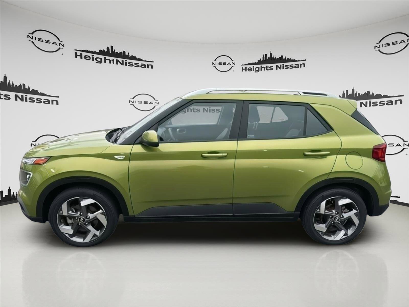 Used 2023 Hyundai Venue SEL w/ Cargo Package image 2