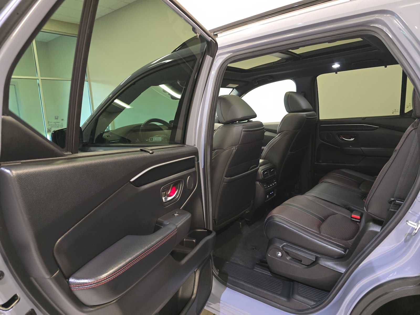 Used 2025 Honda Pilot Black Edition image 26