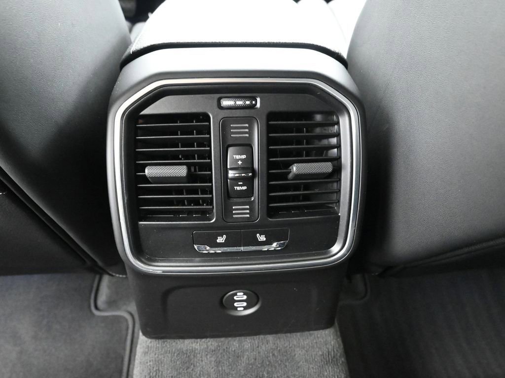 Certified 2025 Porsche Macan AWD/4WD image 18
