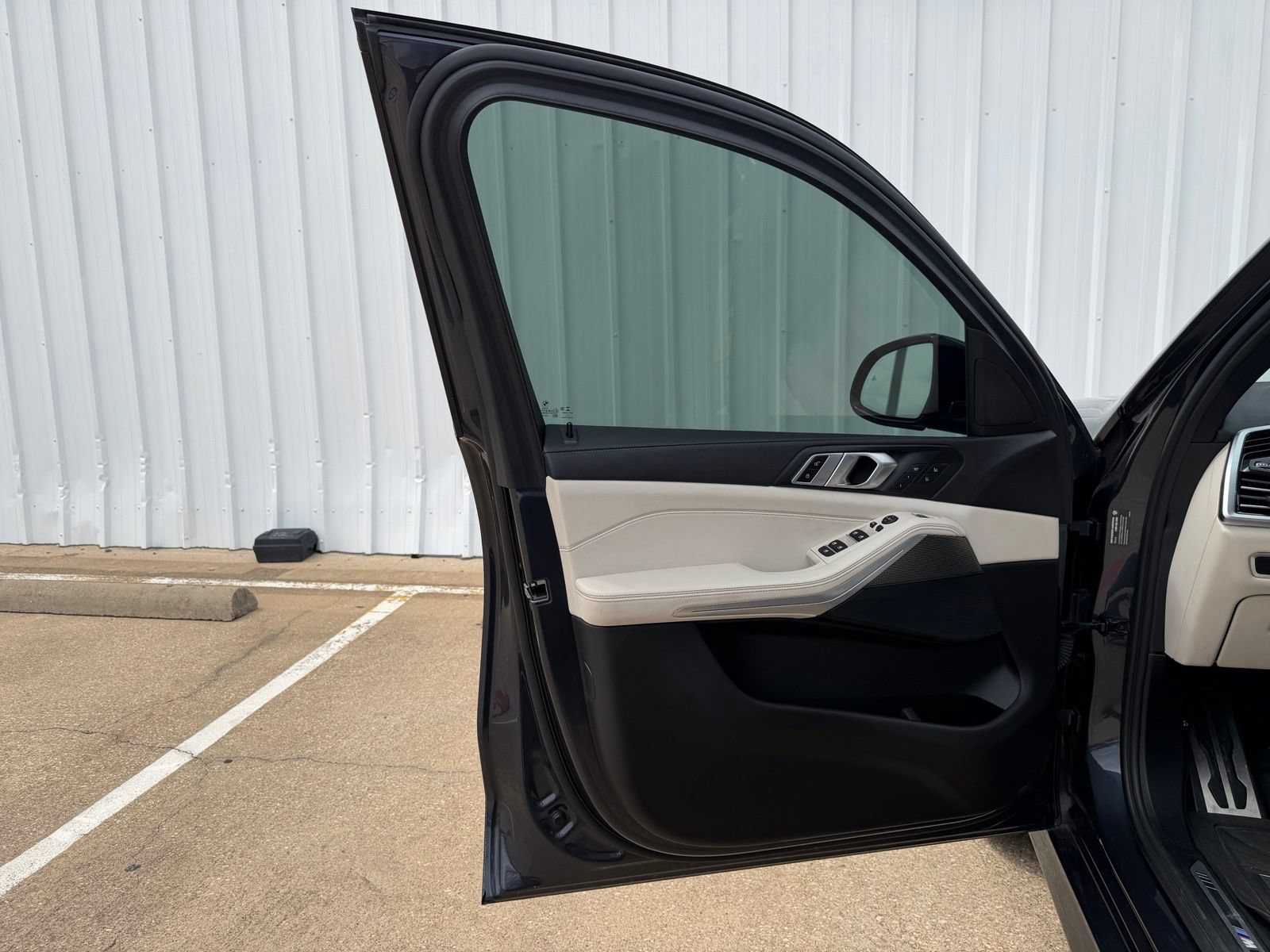 Used 2022 BMW X5 xDrive40i w/ M Sport Package AWD/4WD image 21