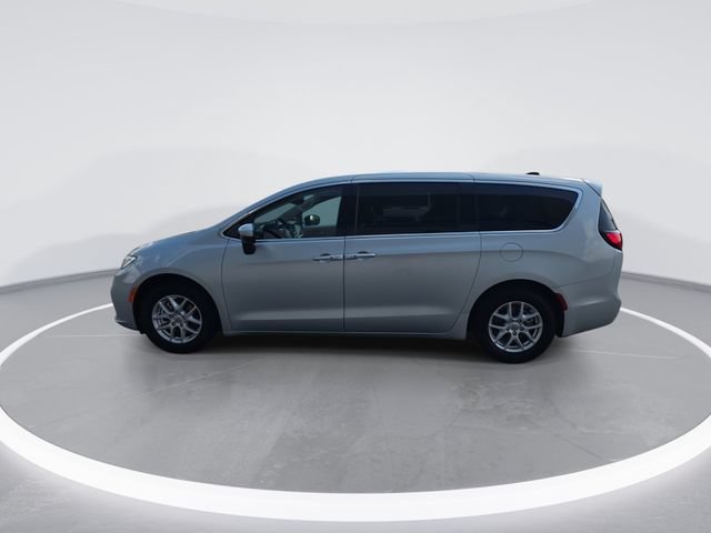 Used 2023 Chrysler Pacifica Touring-L FWD image 5