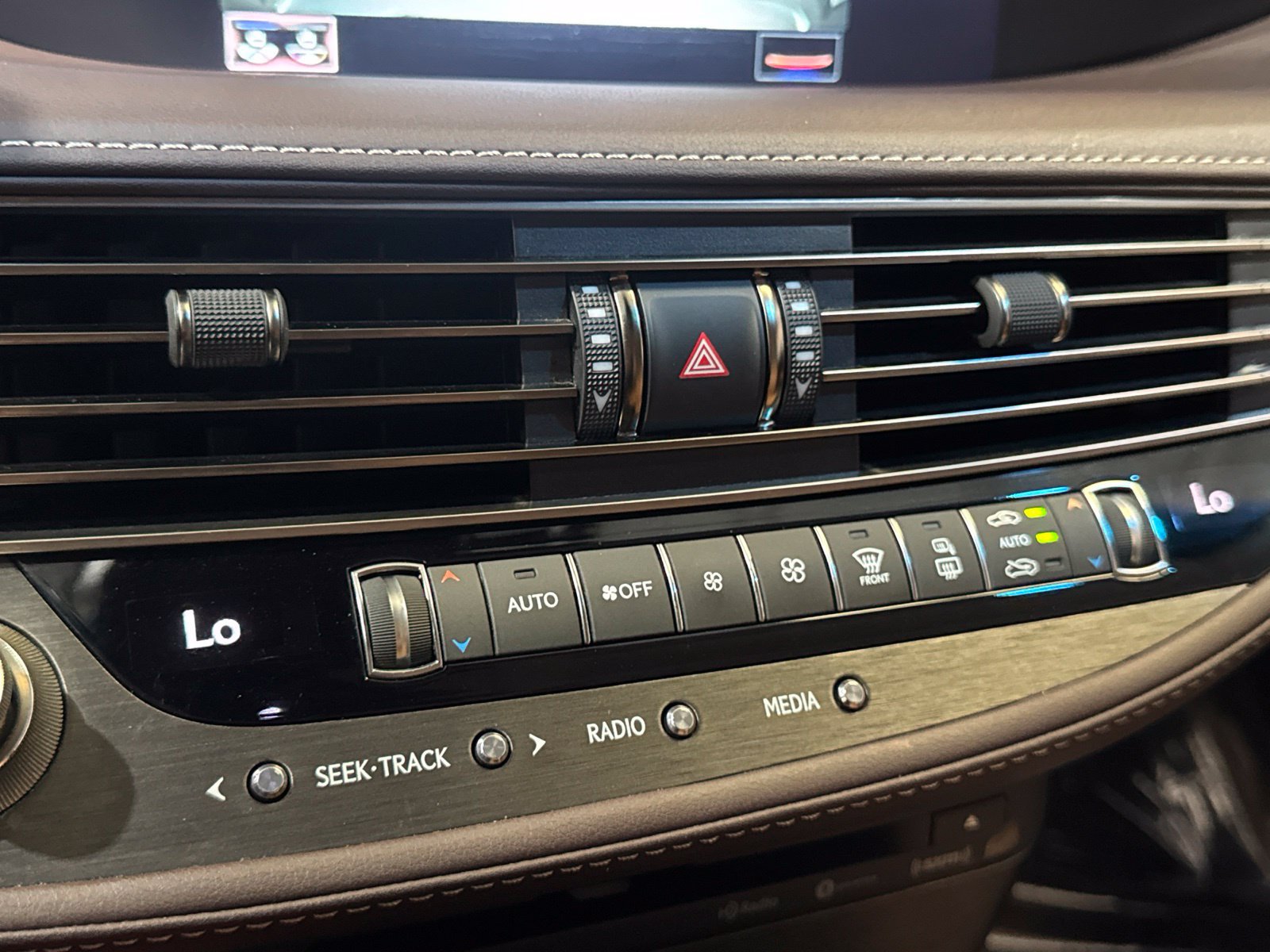 Used 2018 Lexus LS 500 w/ Accessory Package (Z2) RWD image 30