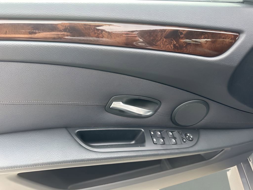 Used 2010 BMW 550i Sedan image 25