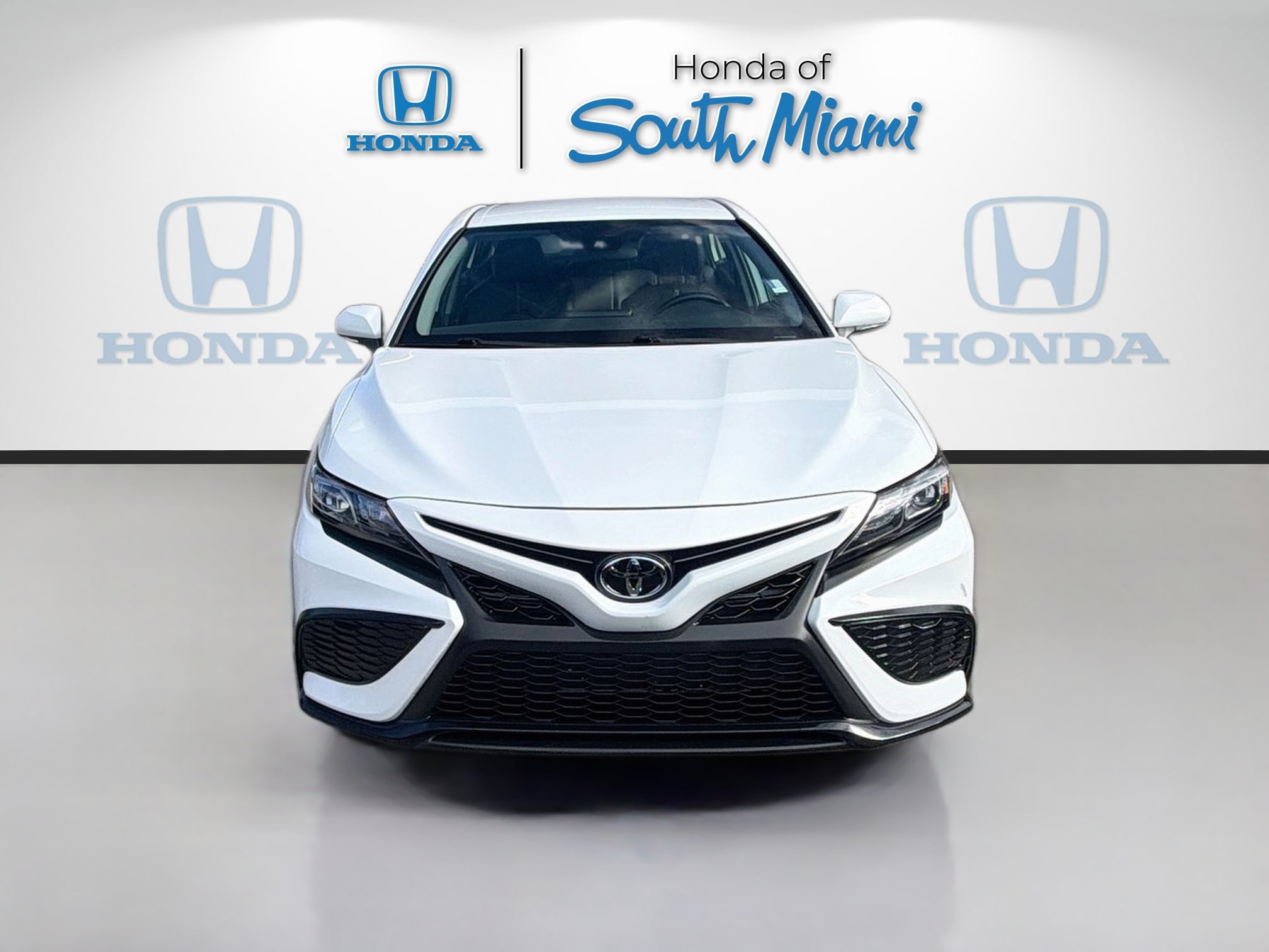 Used 2023 Toyota Camry SE FWD image 2