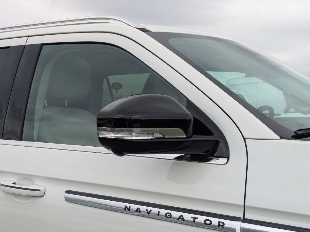 Certified 2026 Lincoln Navigator Reserve AWD/4WD image 12
