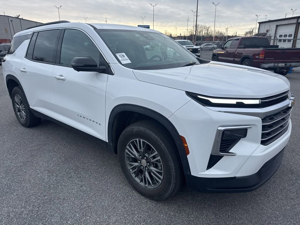 Used 2024 Chevrolet Traverse LT image 1