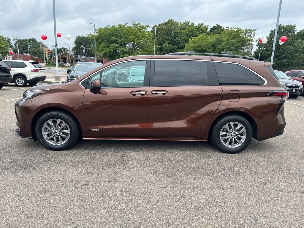 Used 2021 Toyota Sienna XLE w/ XLE Plus Package AWD/4WD image 4