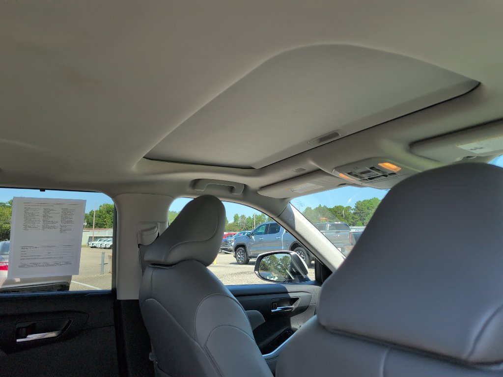 Used 2022 Toyota Highlander XLE FWD image 17